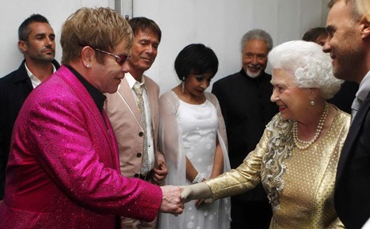 La regina Elisabetta II e Elton John, ultimo tour