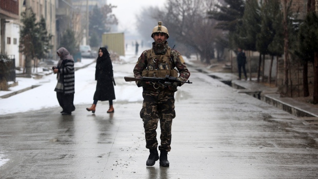 Militare attraversa la zona colpita dall'attentato