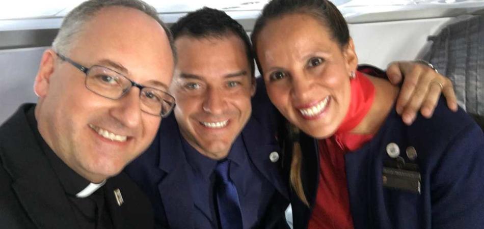 Papa Francesco ha sposato uno steward e una hostess