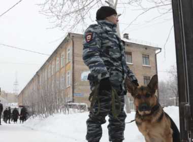 Polizia davanti alla scuola di Perm, lite