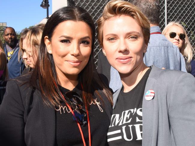 Scarlett Johannson alla marcia delle donne insieme ad Eva Longoria