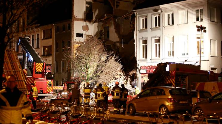Soccorsi dopo l'esplosione in un palazzo ad Anversa