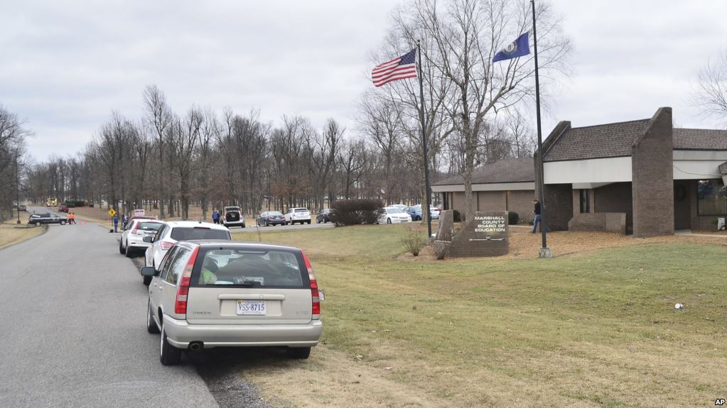 Sparatoria nella scuola di Benton