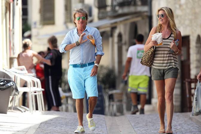 Il cantante britannico Rod Stewart in Francia, baguette