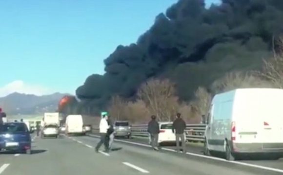Incendio sull'A21