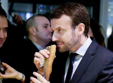 Macron mangia una baguette