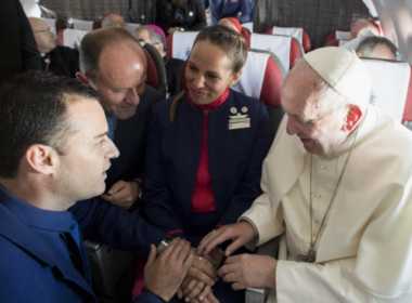 Il Papa insieme agli assistenti di volo