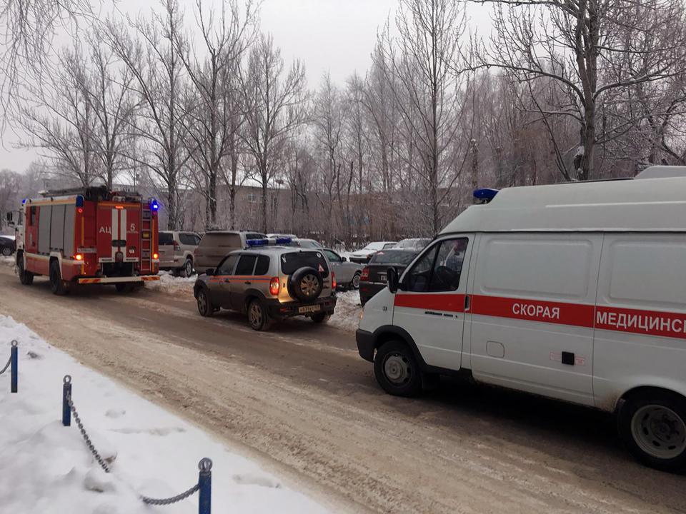 I soccorsi nella scuola di Perm dopo la lite