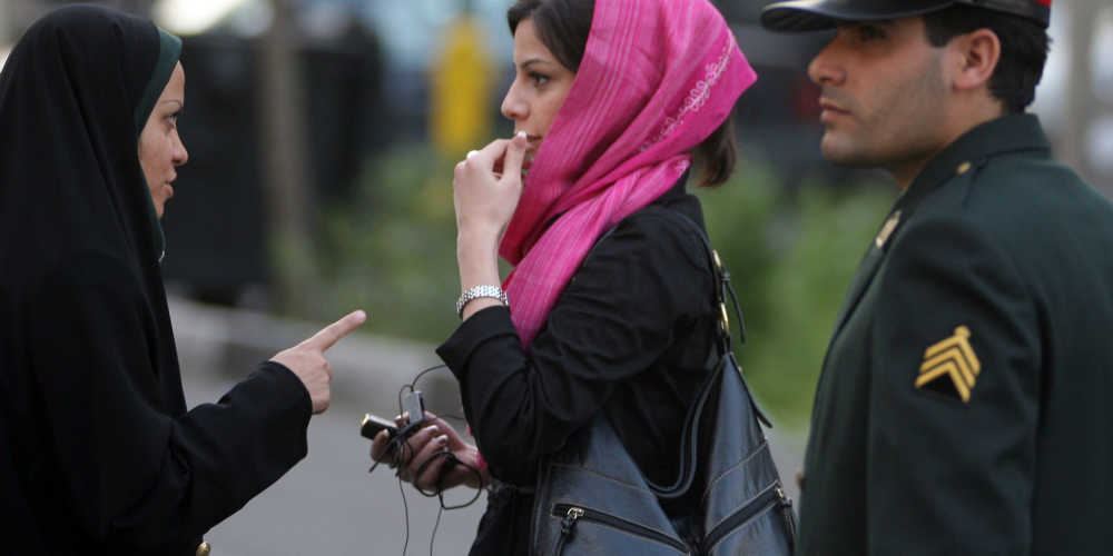 Donne arrestate dopo il rifiuto di indossare l'hijab