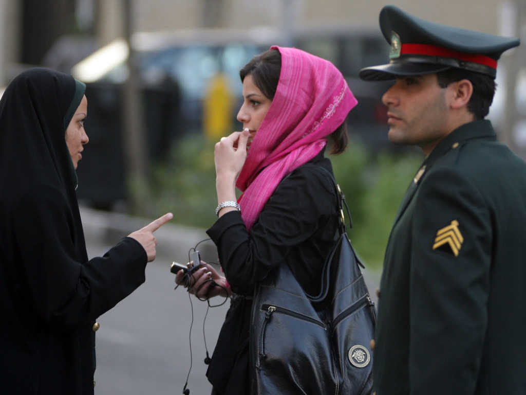Donne arrestate dopo il rifiuto di indossare l'hijab