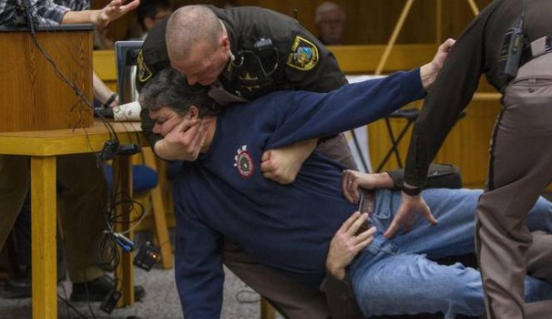 Il papà di una delle ragazze abusate viene arrestato dopo aver attaccato Larry Nassar