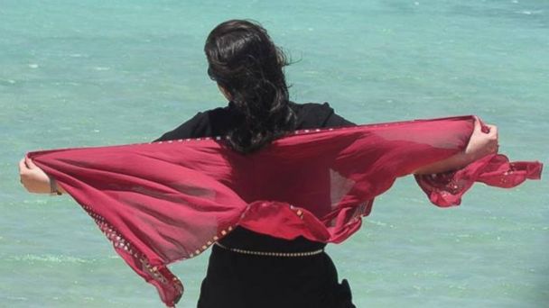 Iraniana contro l'hijab obbligatorio