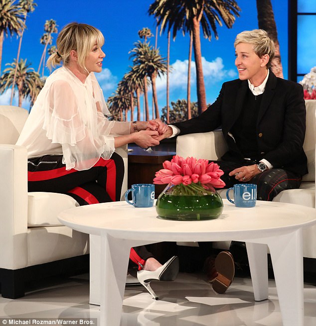 La conduttrice Ellen DeGeneres riceve il regalo da sua moglie