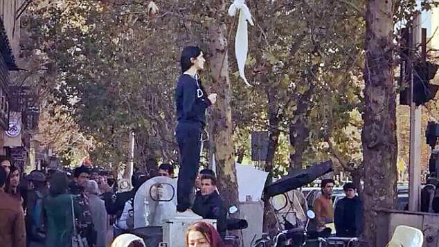 Ragazza protesta a Teheran contro l'hijab