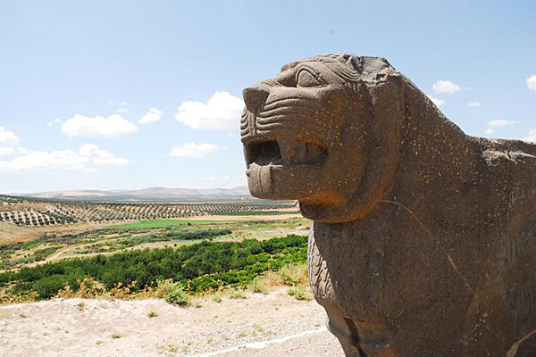 Statua davanti al tempio di Ain Dara