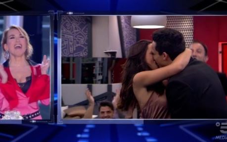 Alessia e Matteo si baciano in diretta