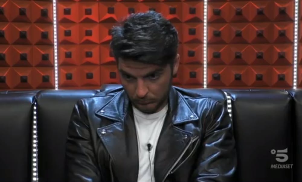 GF, Luigi legge il post di Nina Moric