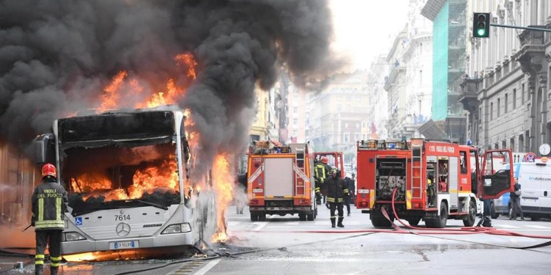 Atac, autobus in fiamme a Roma