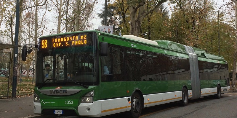 Milano, marocchino blocca bus