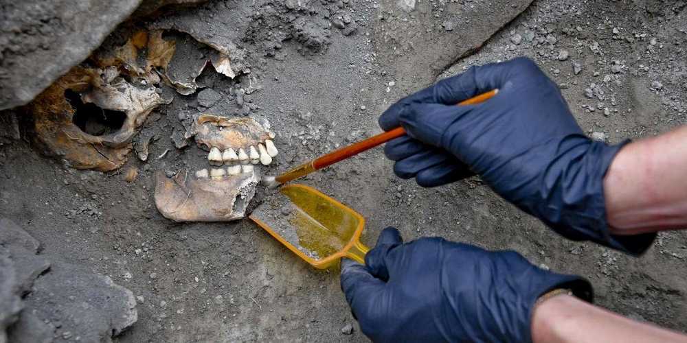 Pompei: trovati scheletri nella casa dei giardini.