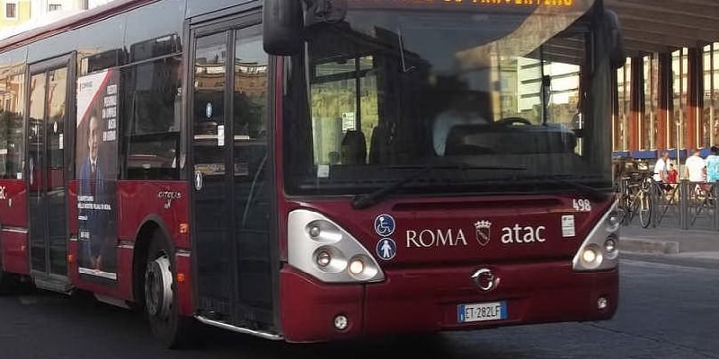 Roma, minaccia 14enne sul bus Atac