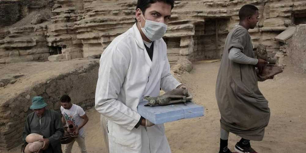 Egitto: trovate mummie di gatti e scarabei.