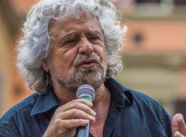 Beppe Grillo punzecchia gli abruzzesi.