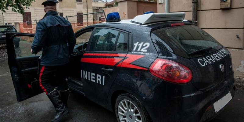 Milano, picchia e violenta 70enne