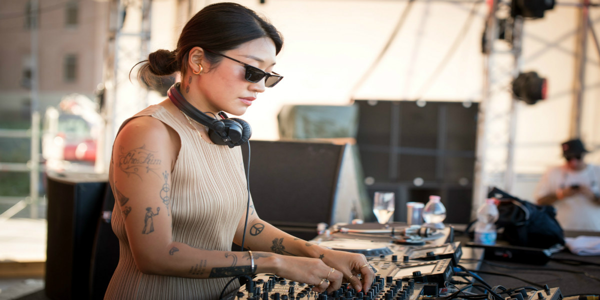 Peggy gou it goes like. Peggy Gou DJ Kicks. Пегги диджей девушка. Пегги ГУ диджей фото. Peggy Gou Hungboo DJ-Kicks.