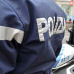 Milano, neonata chiusa in casa da sola, i poliziotti la salvano