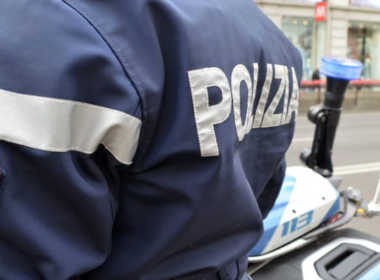 Milano, neonata chiusa in casa da sola, i poliziotti la salvano