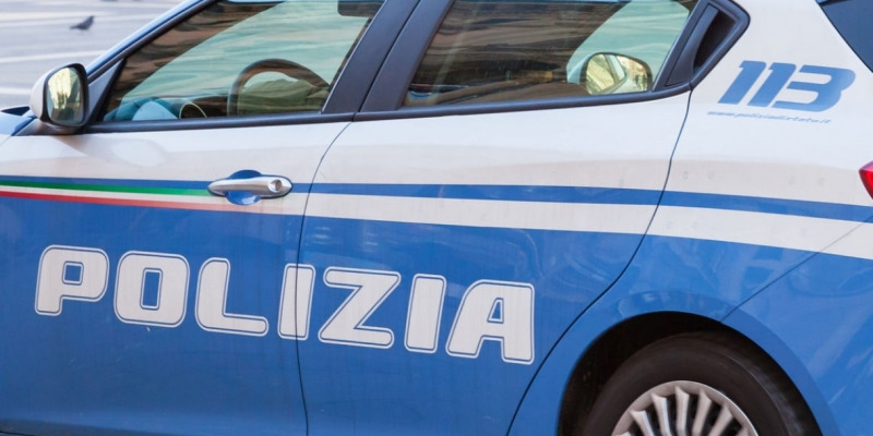 Formia, tenta di aggredire compagna e poliziotti