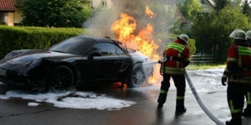 Darfo Boario Terme, brucia auto dell'ex compagno