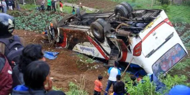 Indonesia, autobus cade in un burrone