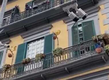 Napoli bimbo precipita dal balcone