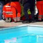 Brescia bimba cade in piscina