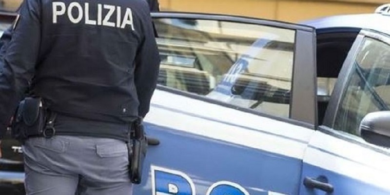 Milano 38enne cambia serratura e picchia agenti