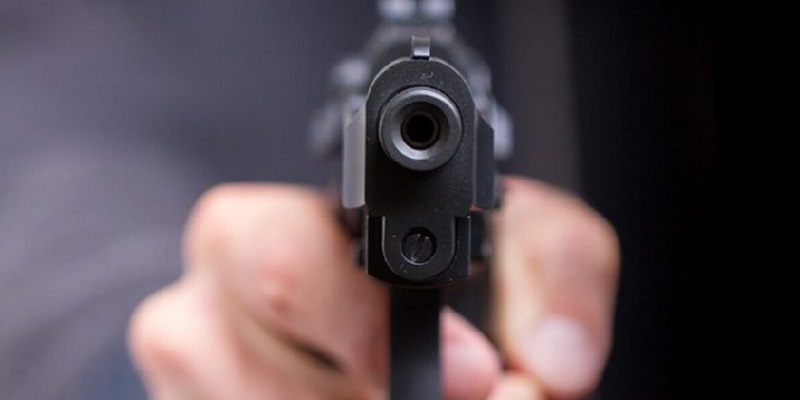 Napoli 45enne minaccia ex moglie con una pistola