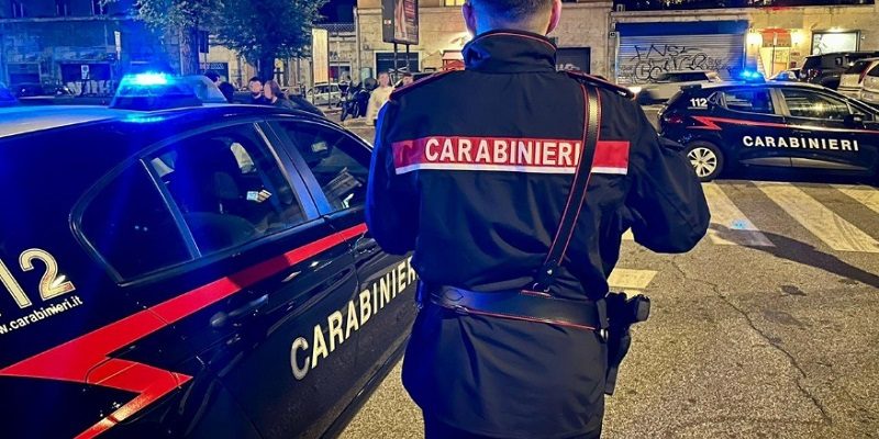 Roma ubriaco urla contro fidanzata e aggredisce agenti