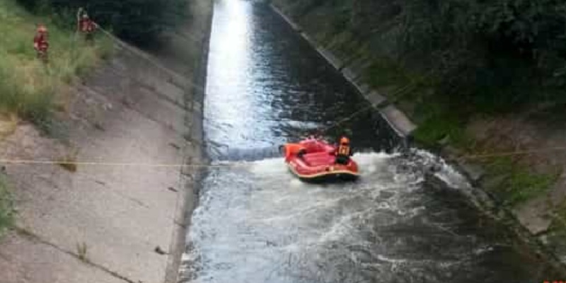 Milano 56enne cade nel canale per salvare cane