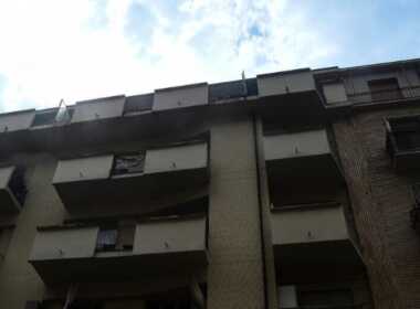 Torino bimba precipita balcone
