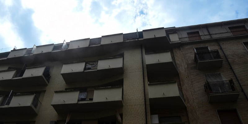 Torino bimba precipita balcone