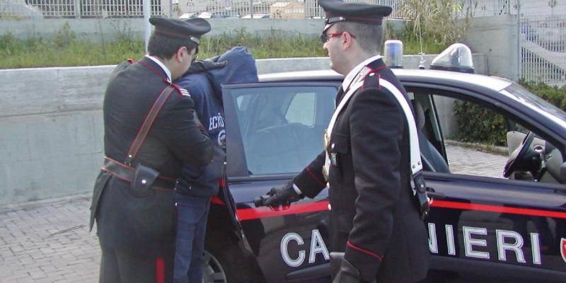 Bologna 34enne picchia compagna, trovata serra di droga